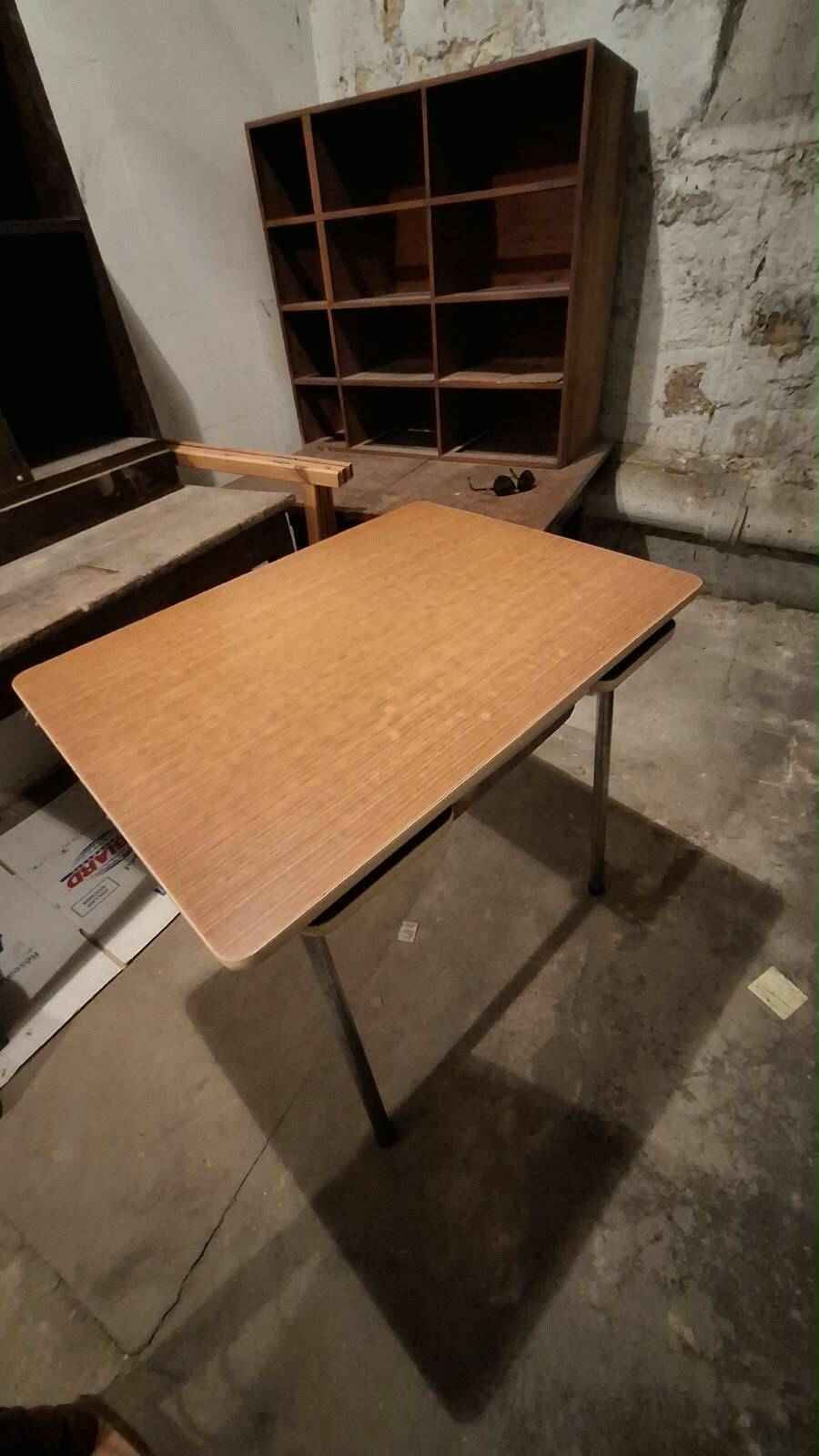 Table en formica marron