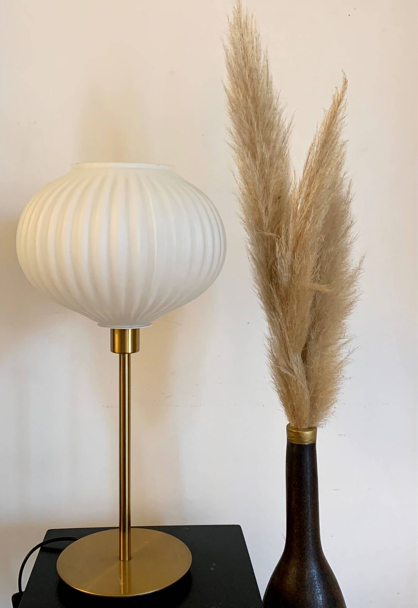 Lampe de table à poser avec un globe strié blanc, style origami et un pied doré