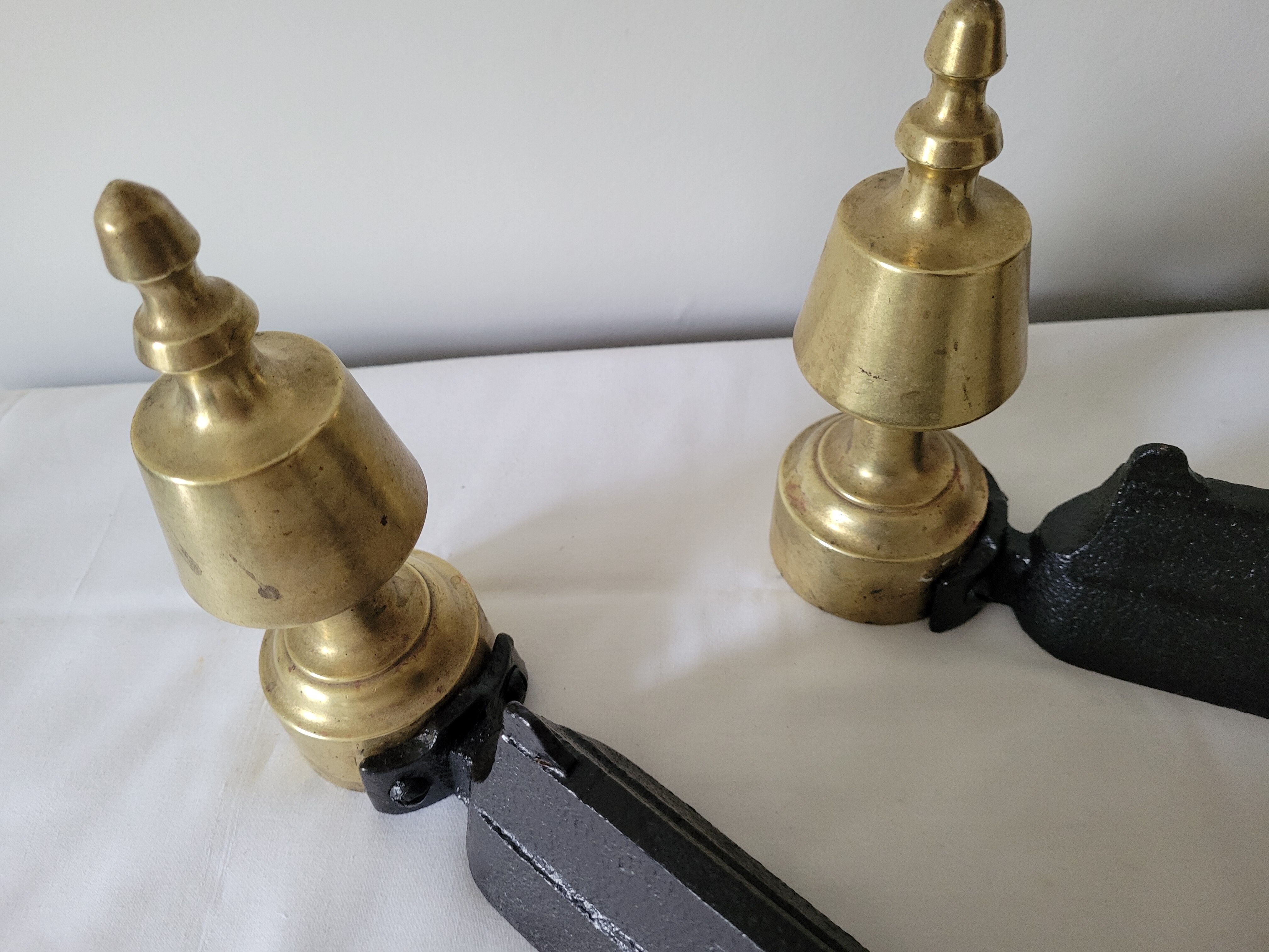 Paire de chenets en fonte et laiton