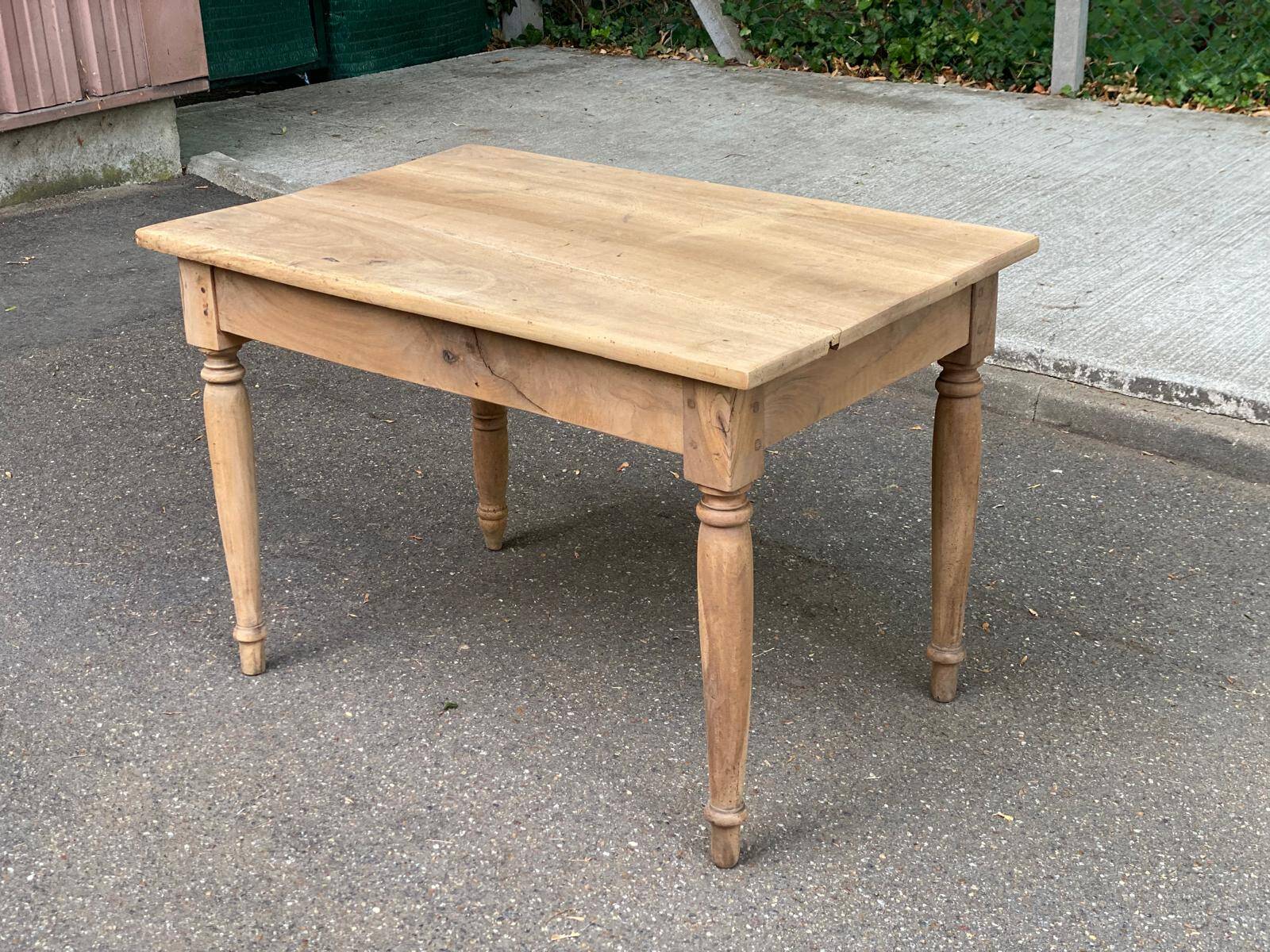 Petite table de ferme compacte 108x70cm décapée style campagne chic
