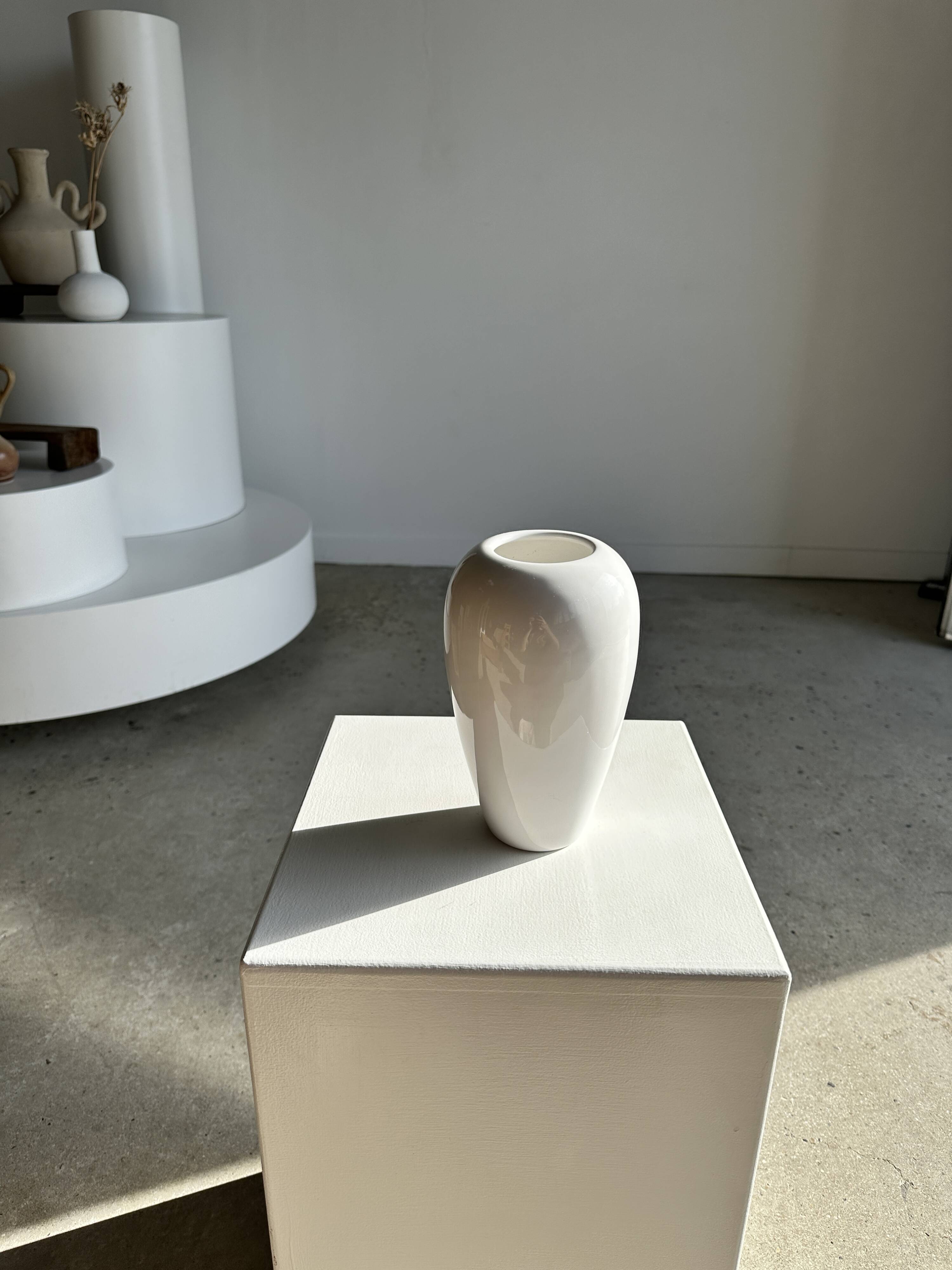Oblong white vase H:20cm