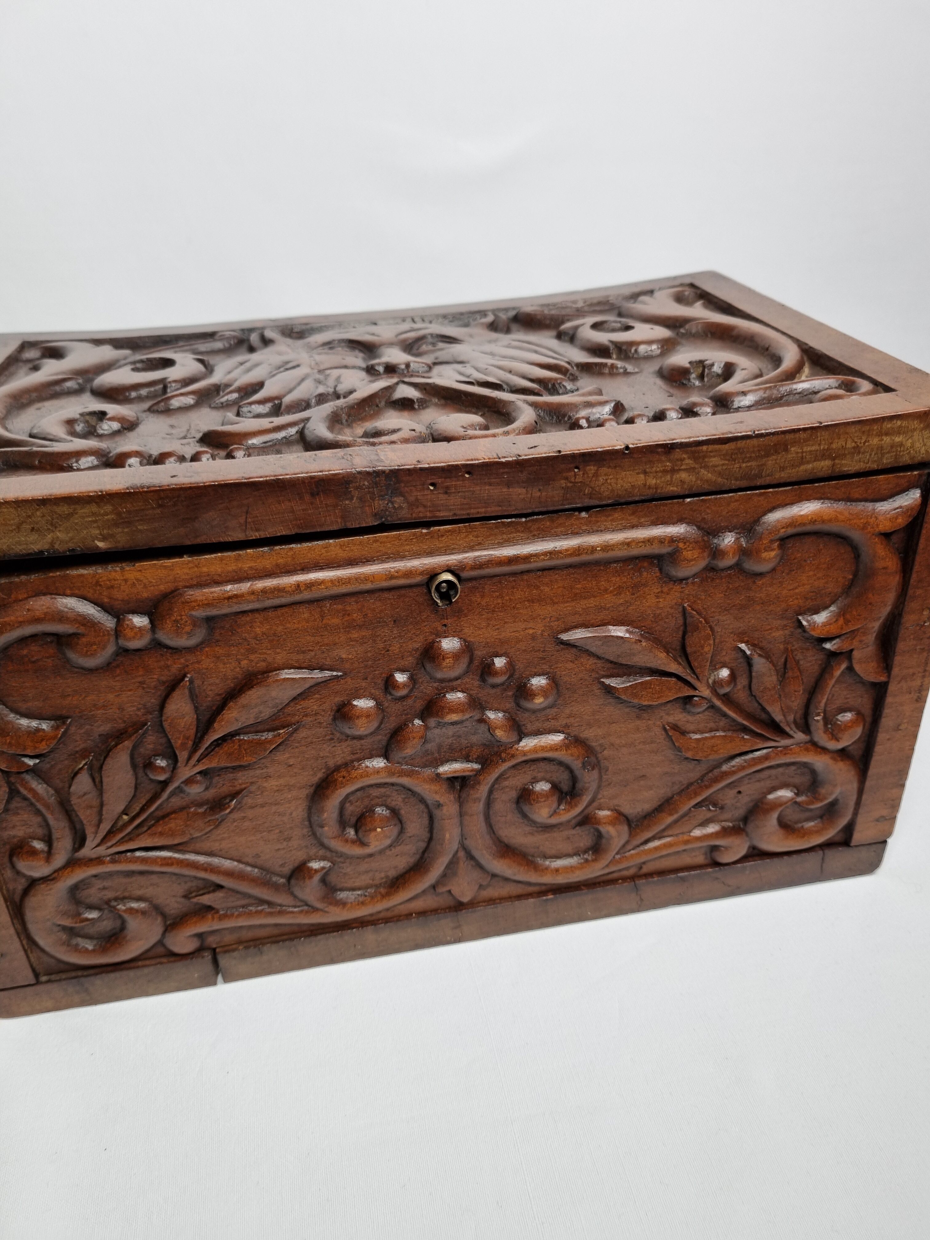 Ancien coffret en bois sculpté à décor de mascaron