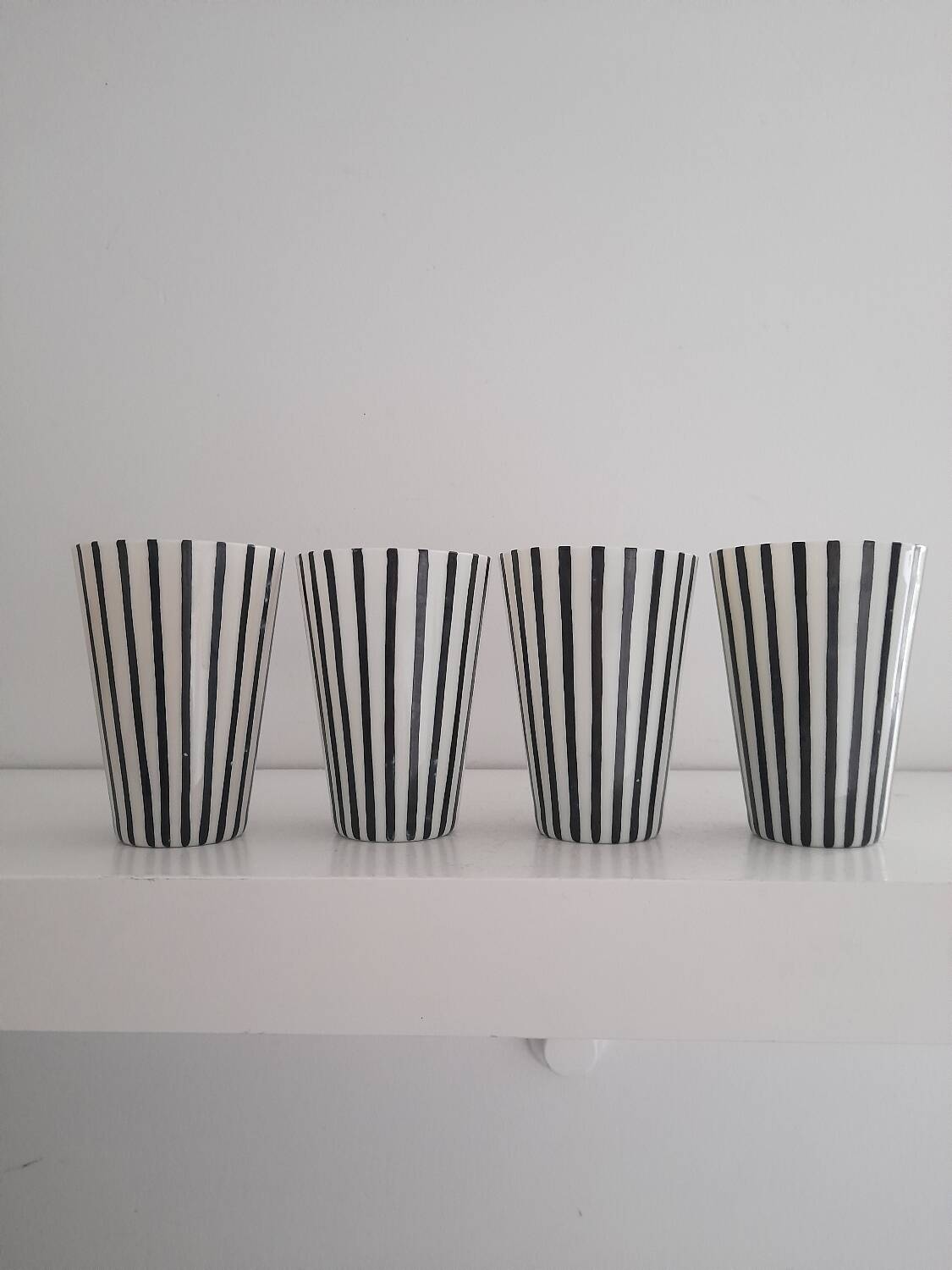 4 verres en verre blanc fin lignés