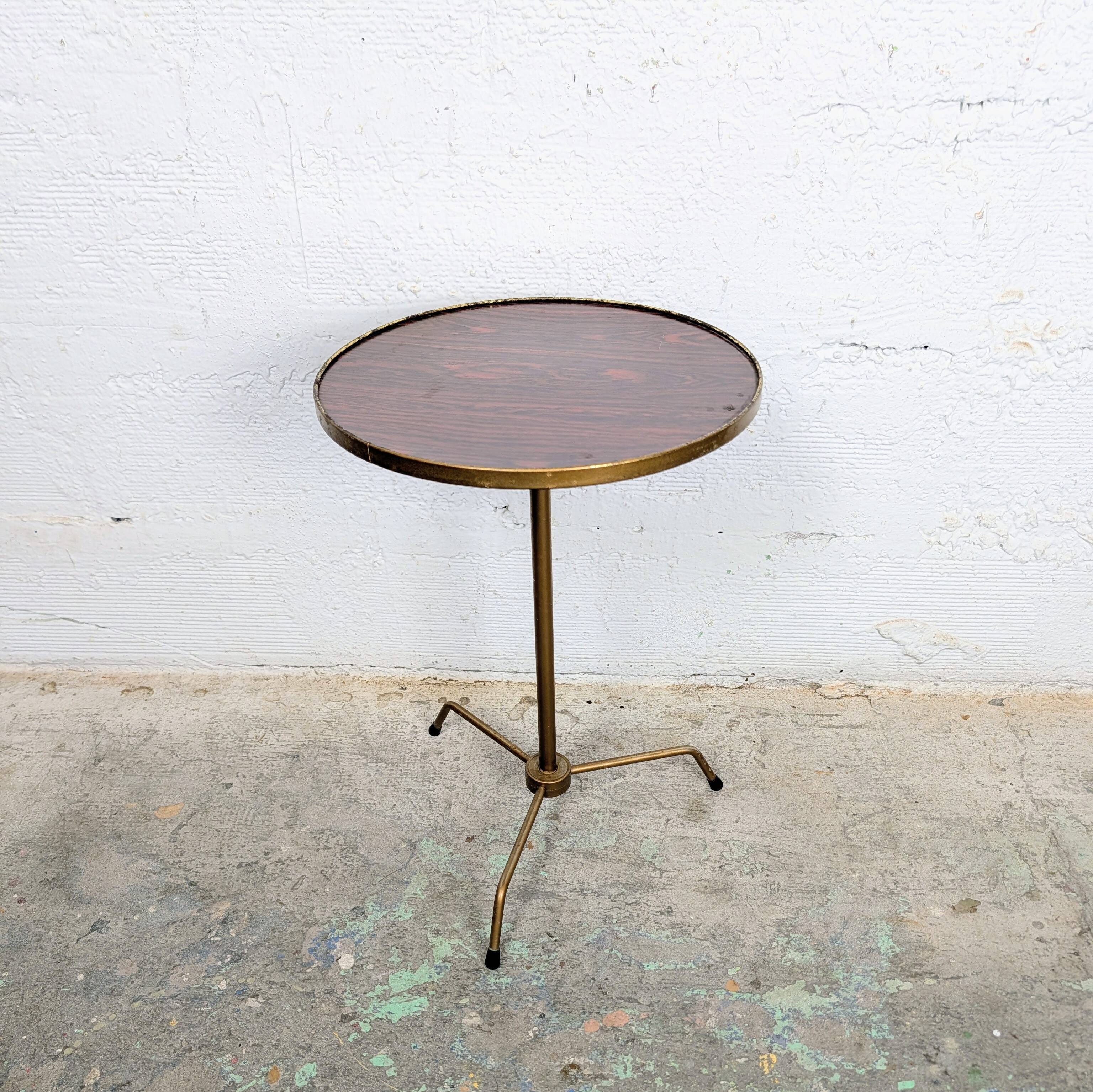 Guéridon tripode en laiton et formica, années 1960