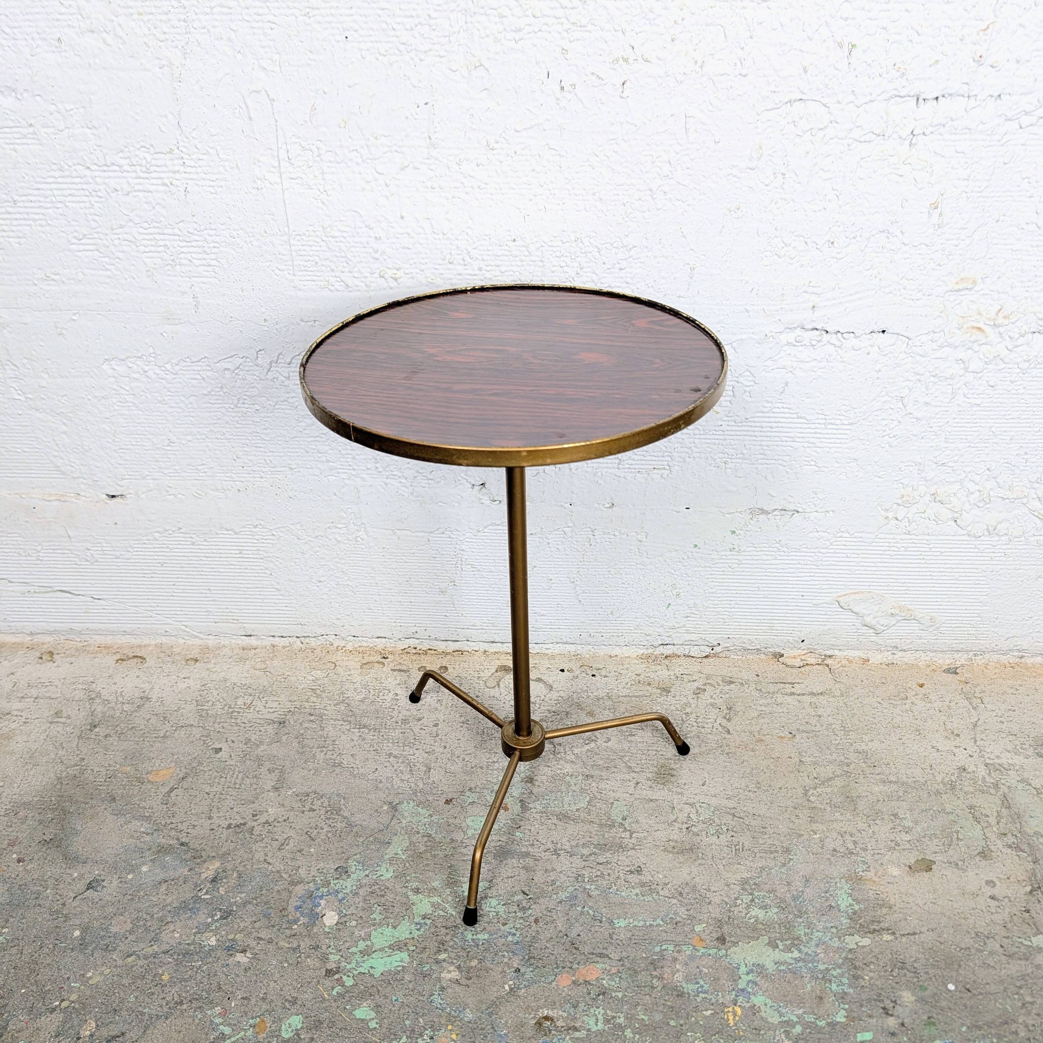 Guéridon tripode en laiton et formica, années 1960