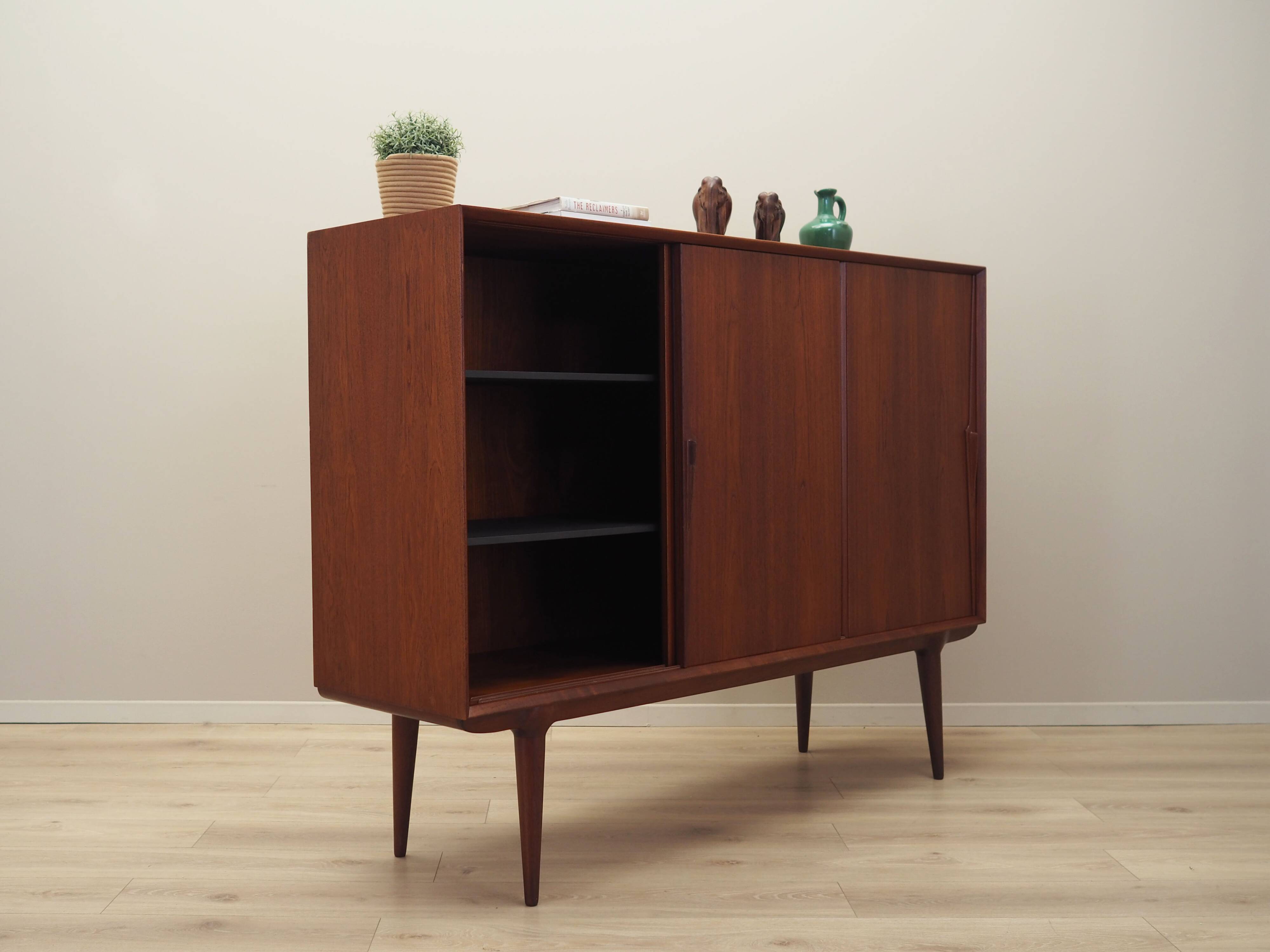Buffet haut en teck, design danois, années 1970, fabricant : Omann Jun
