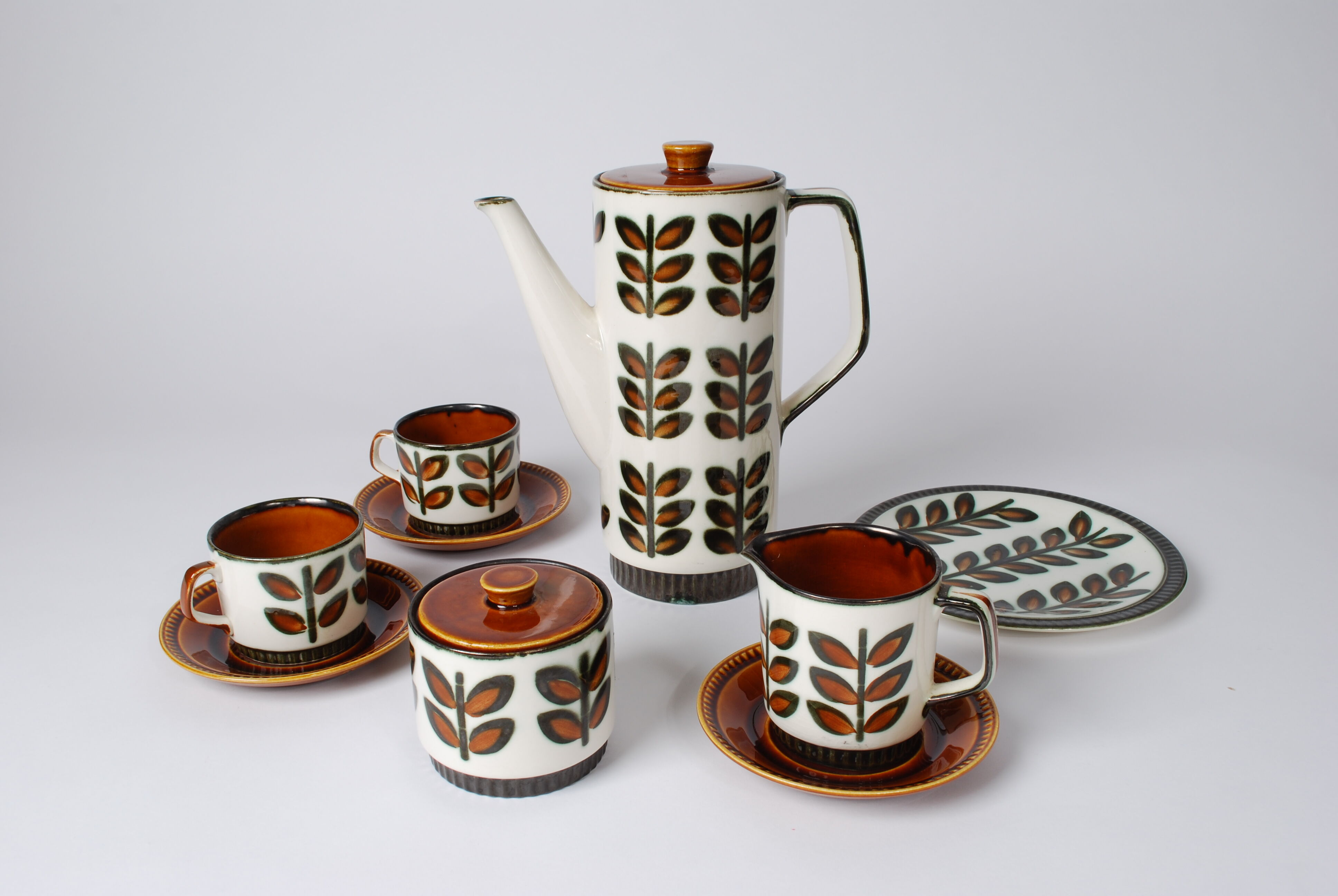 Coffee Set 1966 Rambouillet  Boch Freres S.A. , Set: 6 big plates 6 small plates, 5 cups, sugar pot,