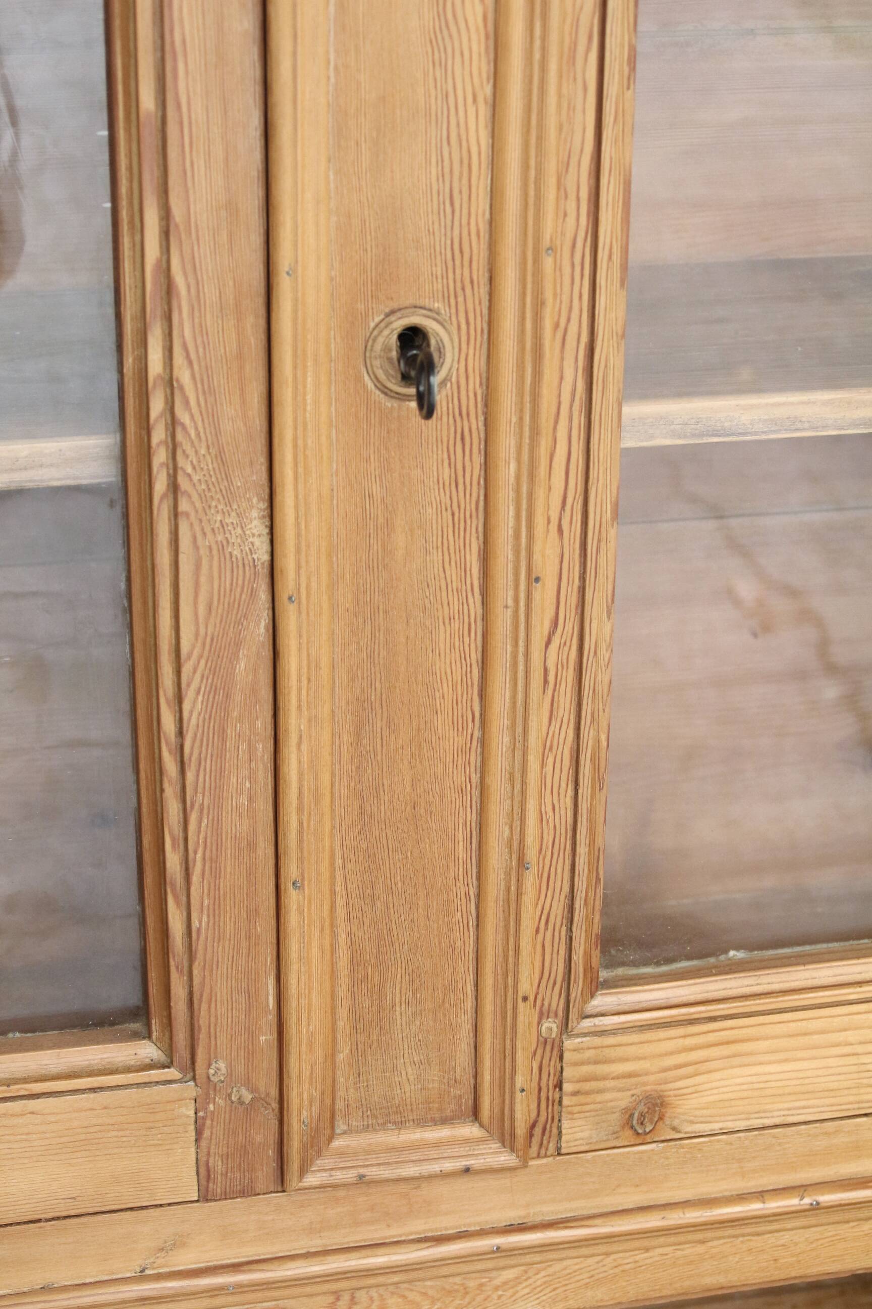 Beautiful patinated pine bookcase (circa 1900).