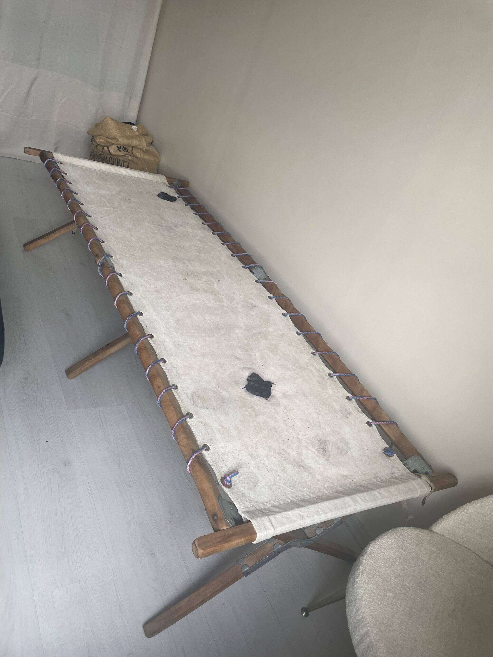 Camp bed / folding bed