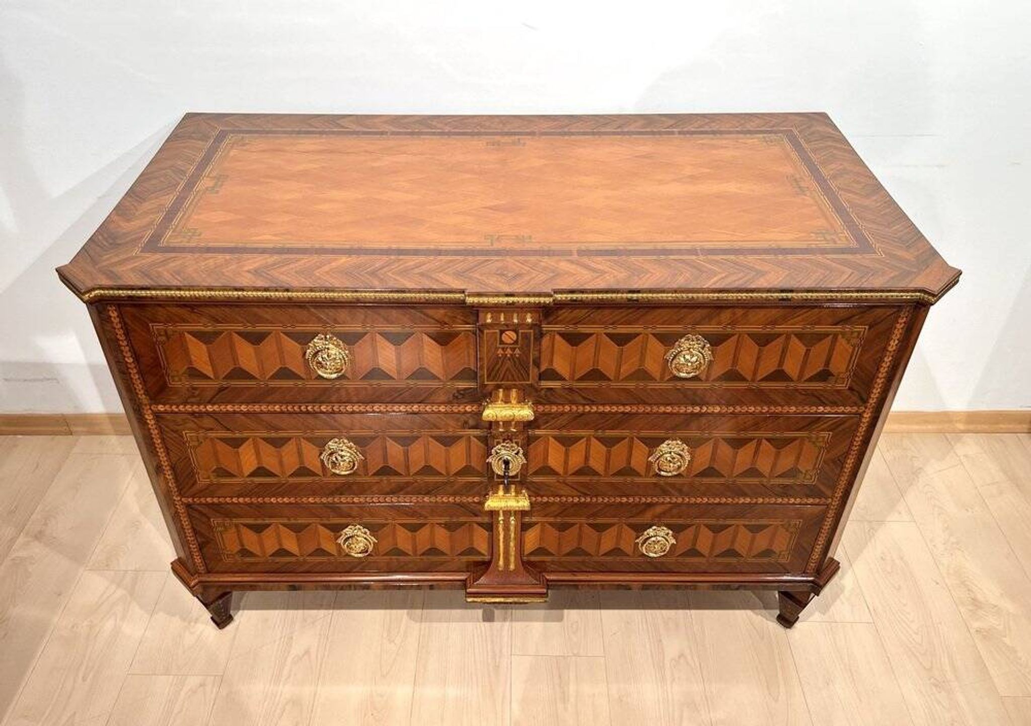 Commode autrichienne Louis XVI en placage de noyer avec incrustations et dorure, années 1790.