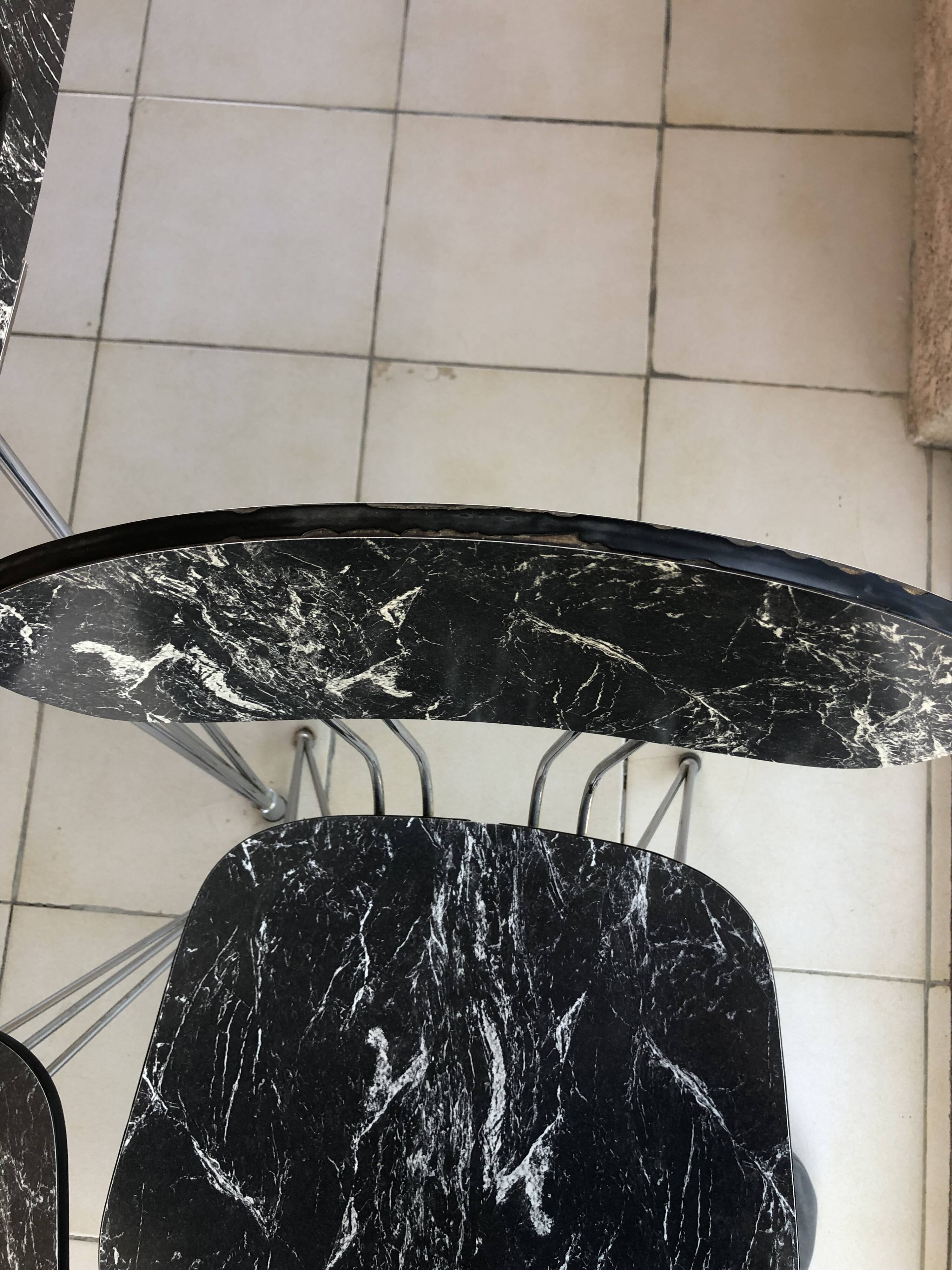 Ensemble table et 4 chaises Formica effet marbre