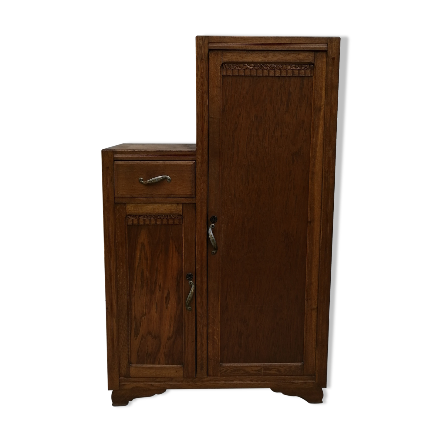 Asymmetrical cabinet