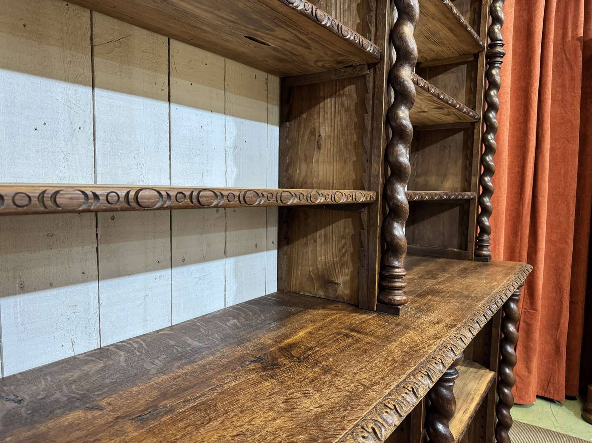 Bibliothèque de boiserie en chêne et sapin début XXème
