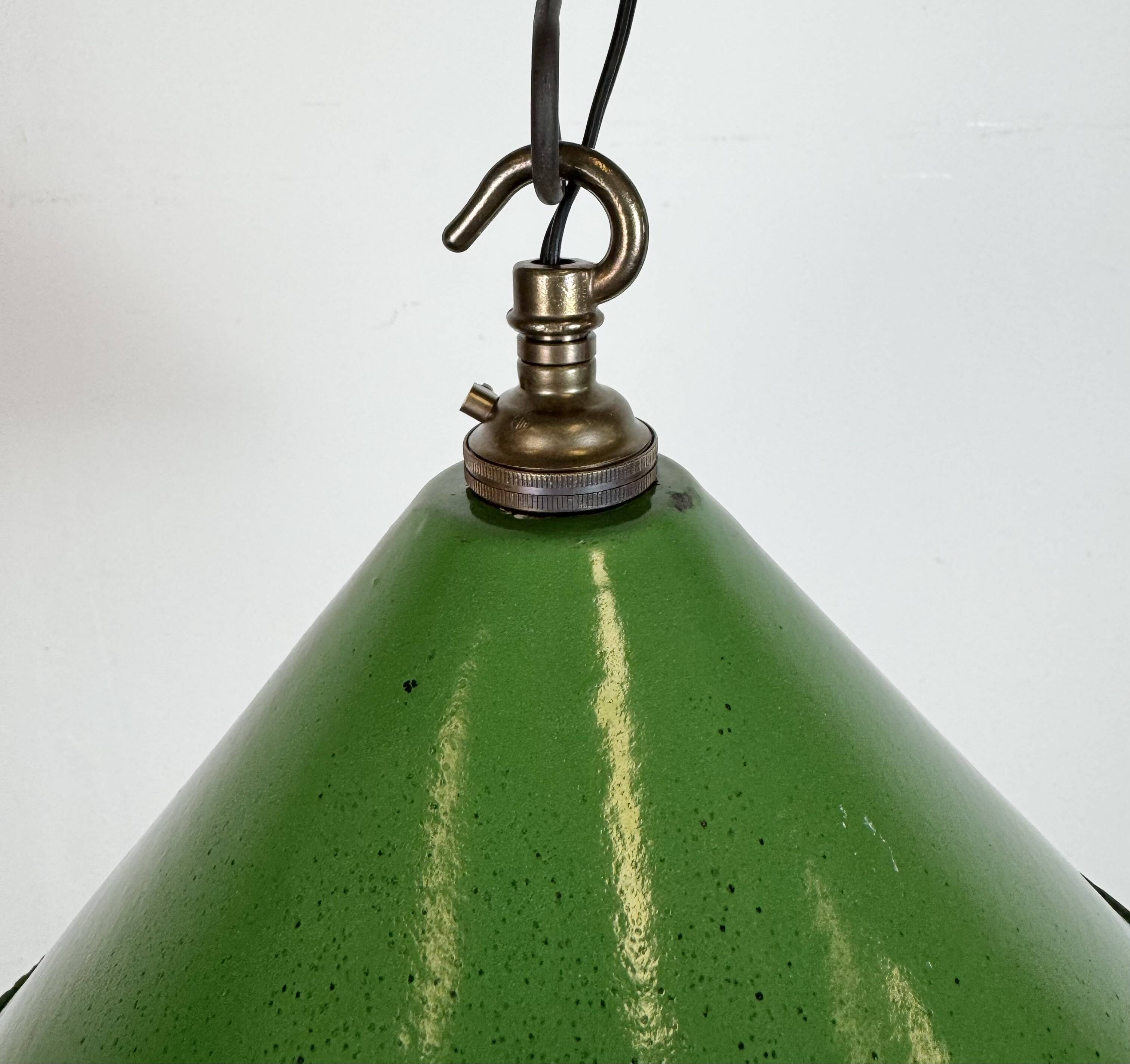 Suspension industrielle en tôle émaillée verte, années 1950