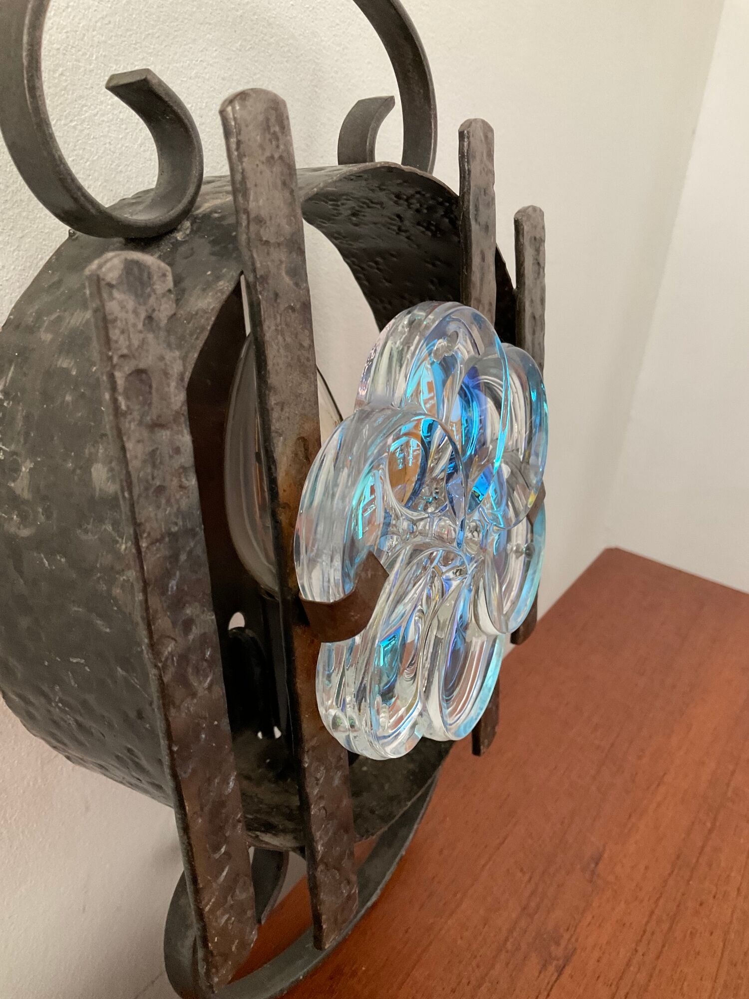 Vintage wall lamp in wrought iron and De Murano glass from the 50s and 60s