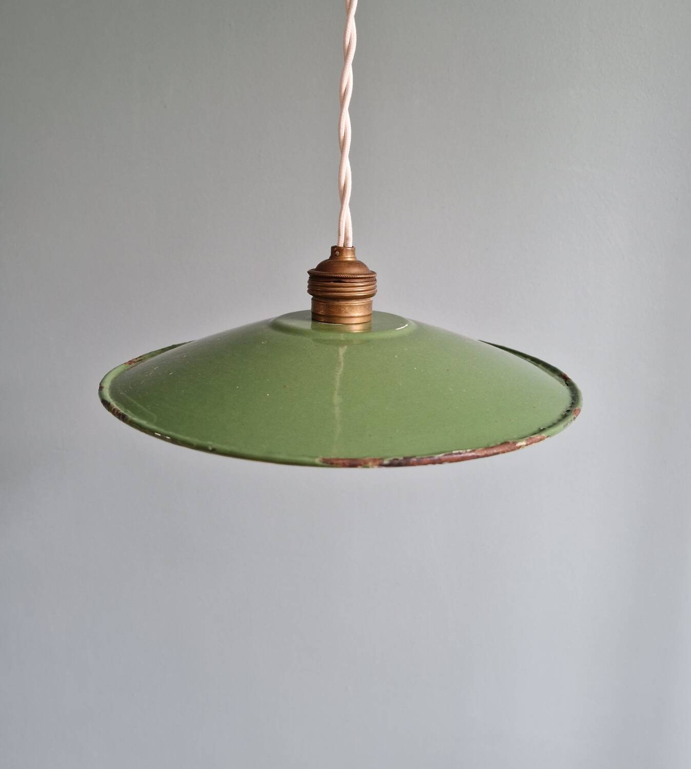 Industrial pendant light in green enamelled sheet metal, 1930s-40s