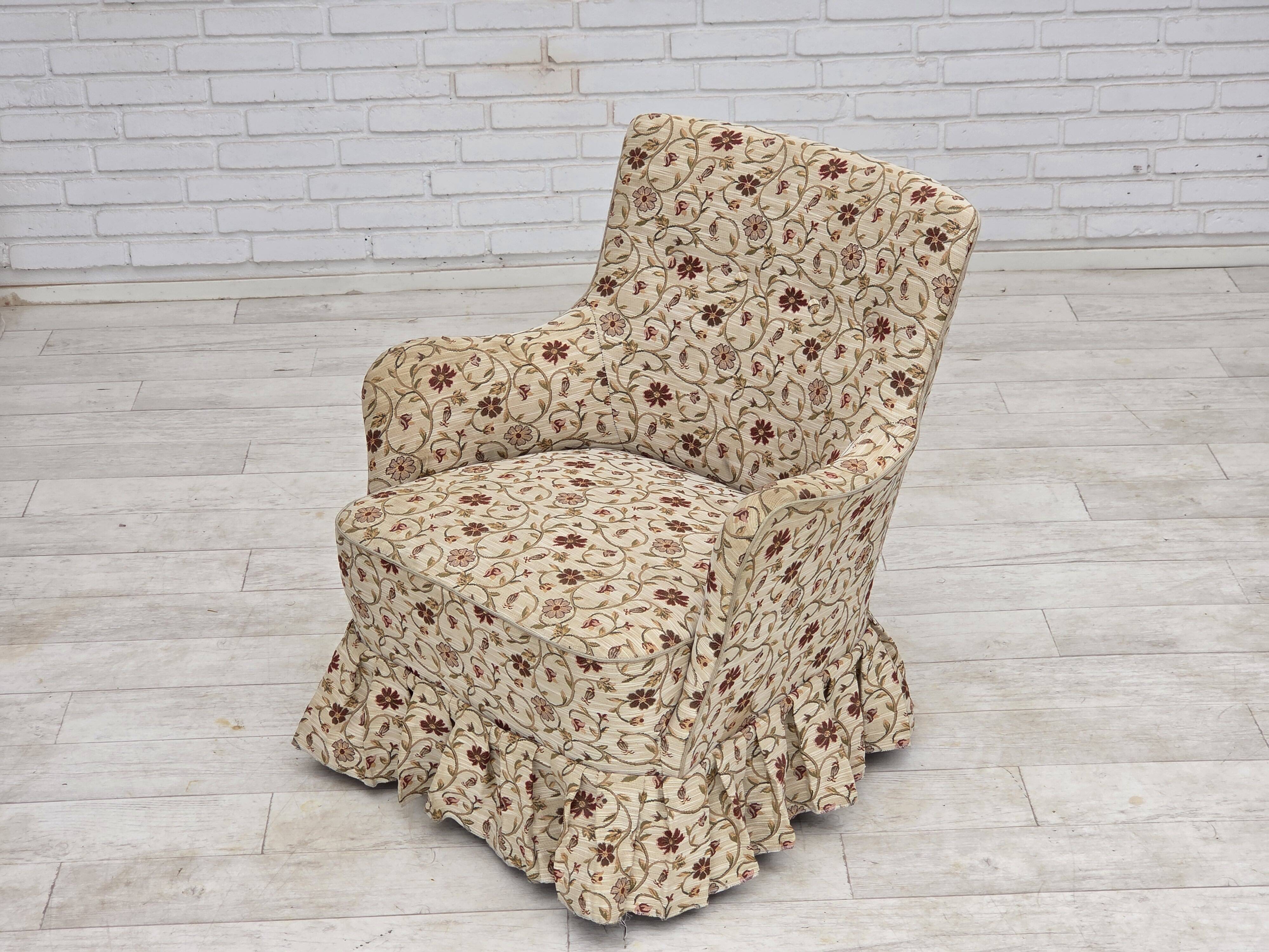 Fauteuil danois des années 1970, tissu jacquard, pieds en bois d'orme.