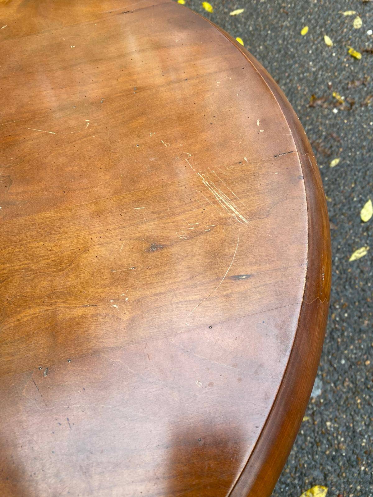 Round side table with a central pedestal in solid wood