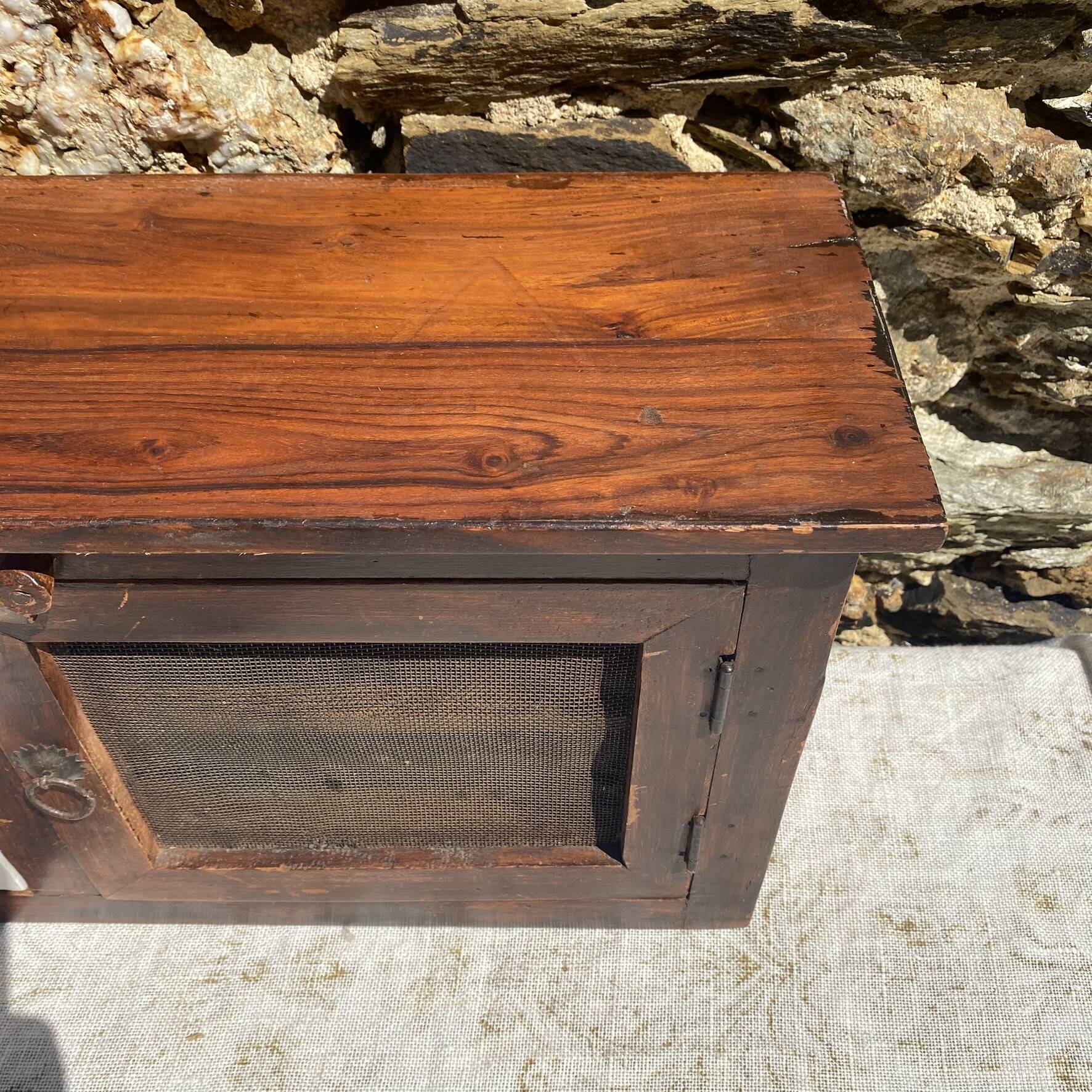 Wood and earthenware pantry to place or hang.