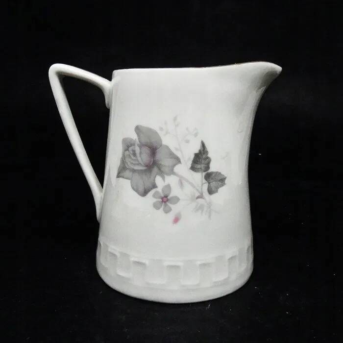 L5Y Wawel milk jugs from the Helena/Millennium service