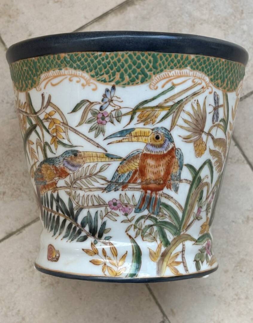 Cache-pot / planter in porcelain, hand-painted naturalistic decoration.