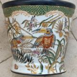 Cache-pot / planter in porcelain, hand-painted naturalistic decoration.