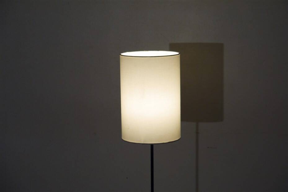 Lampadaire tripode en metal et laiton, 1970