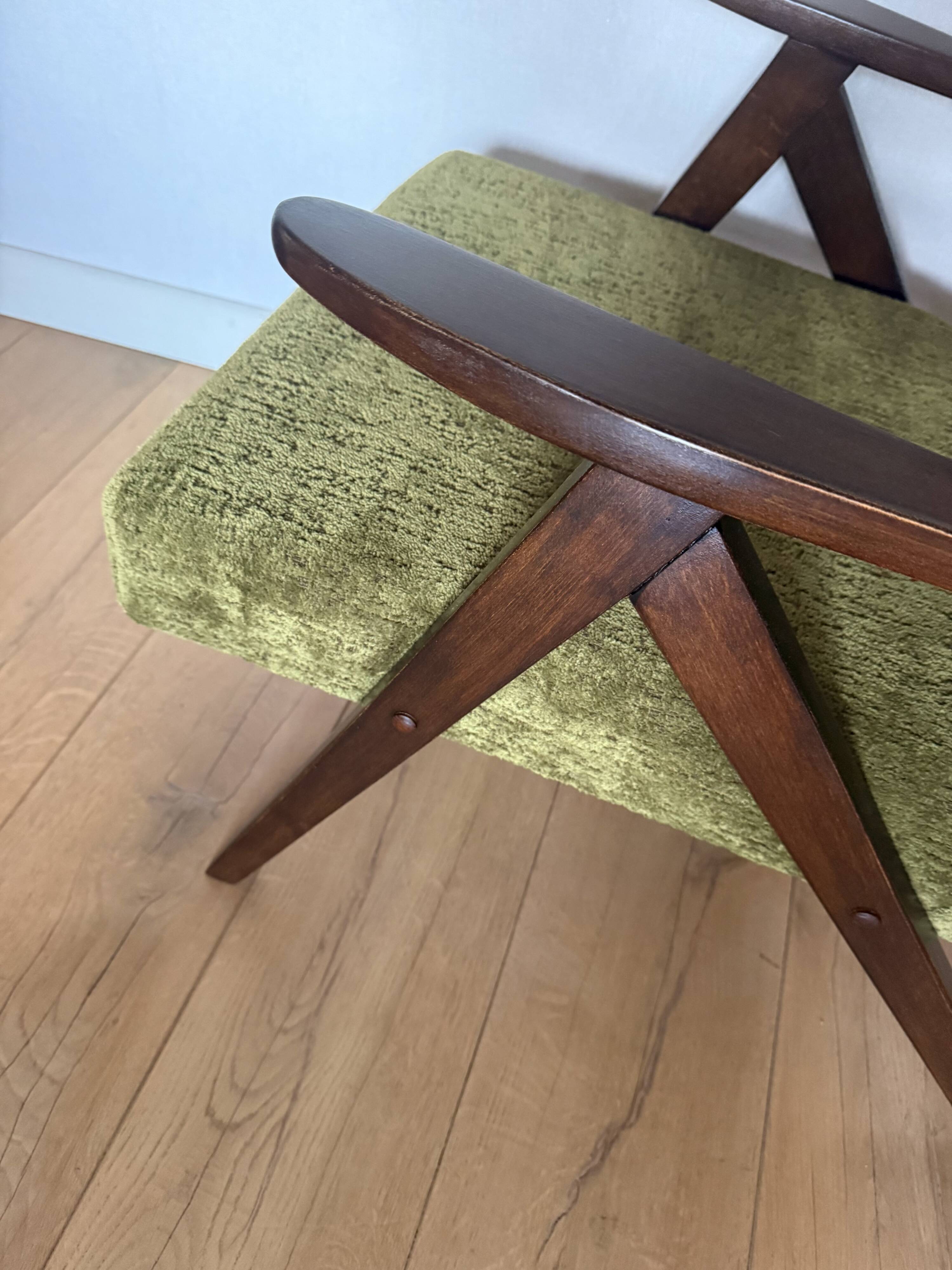 Fauteuil classique Var B-310 en velours structural olive vintage des années 1960 - bois foncé