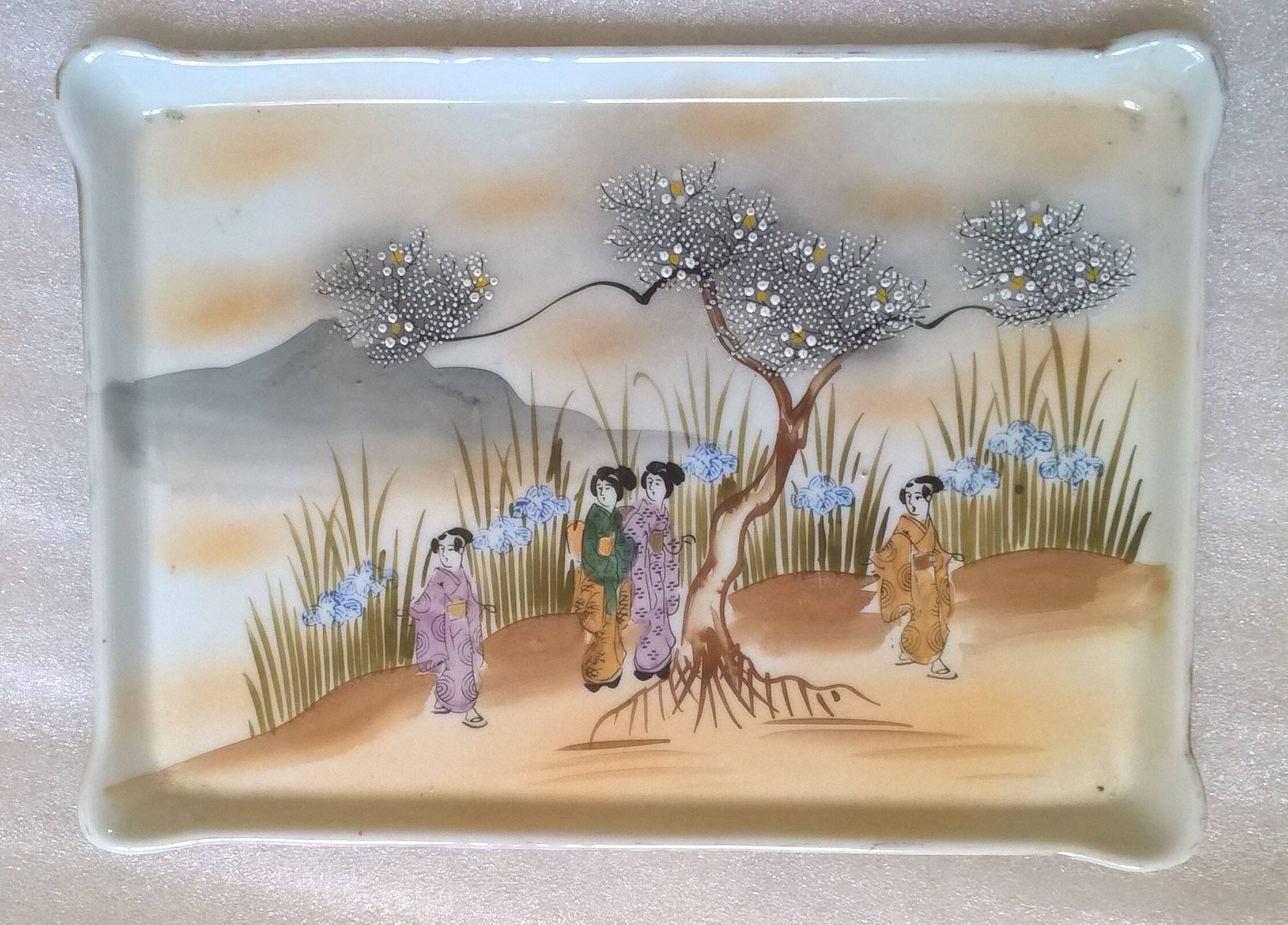 Superb japan porcelain tray decorated with life scenes