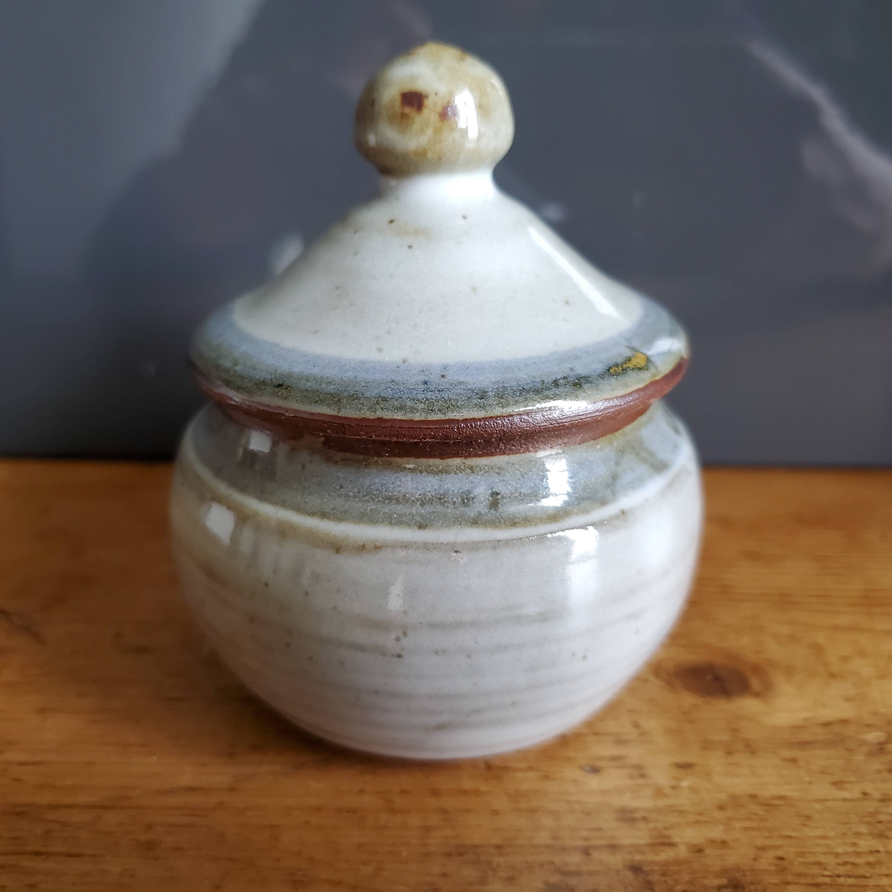 Covered pot in Poncé sandstone signed