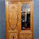 Armoire époque art nouveau en marqueterie de bois clair et bois nobles