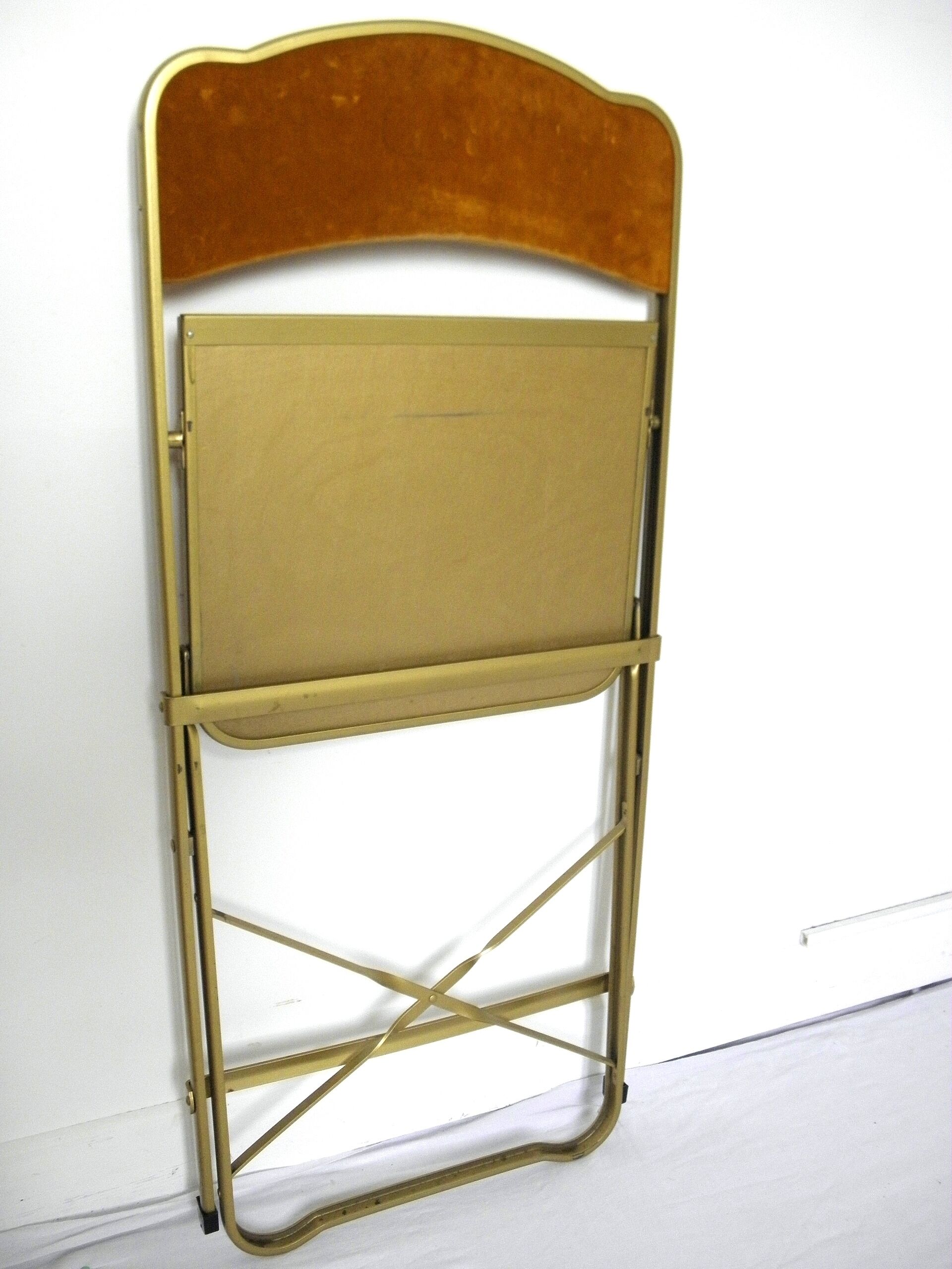 Chaise pliante en velours et métal doré