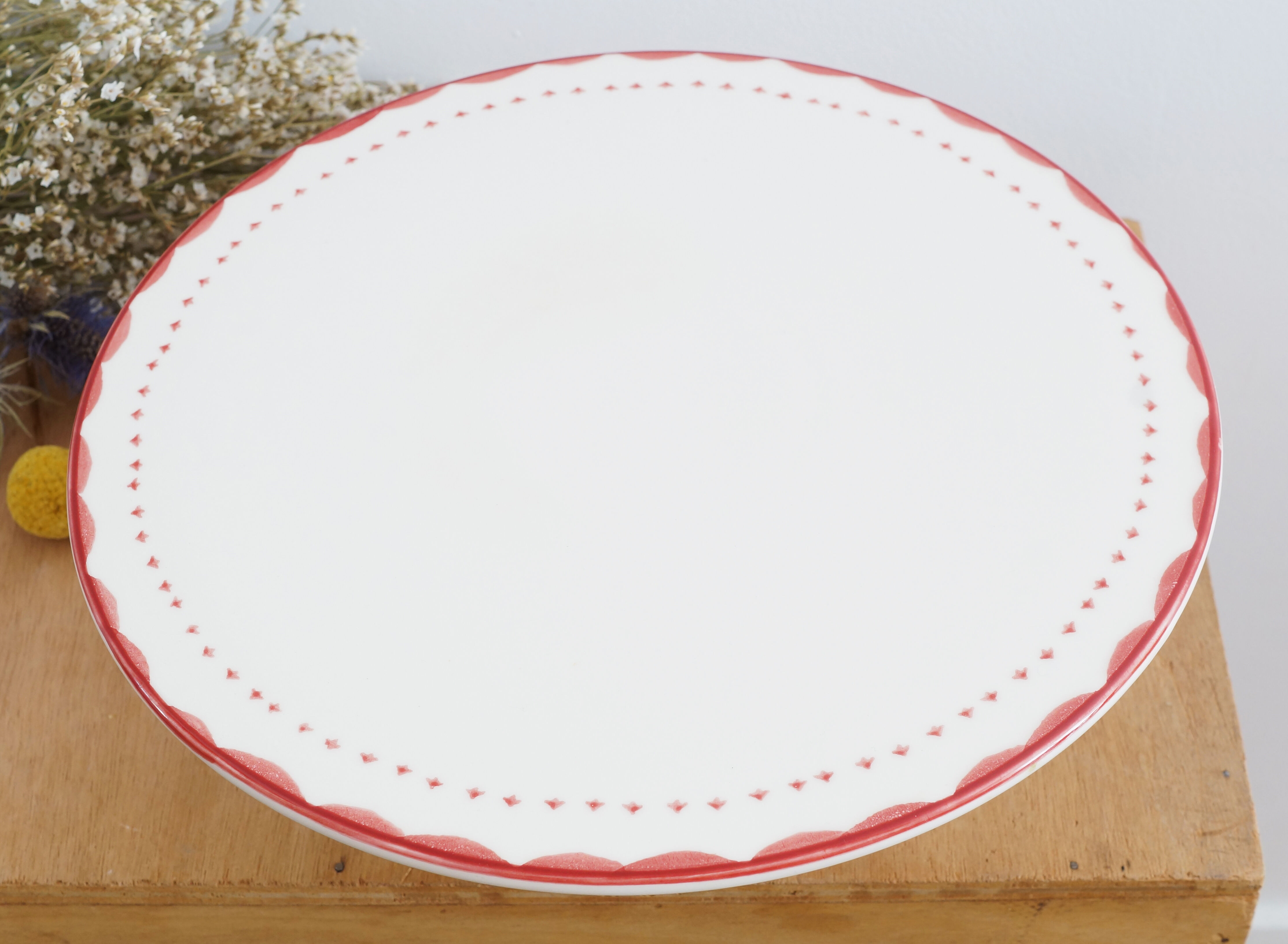 Grand plat à tarte en faïence sur piedouche