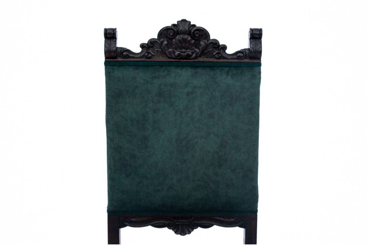 Une paire de chaises anciennes sur pattes de lion, Europe occidentale, vers 1920.