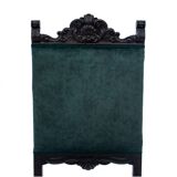 Une paire de chaises anciennes sur pattes de lion, Europe occidentale, vers 1920.