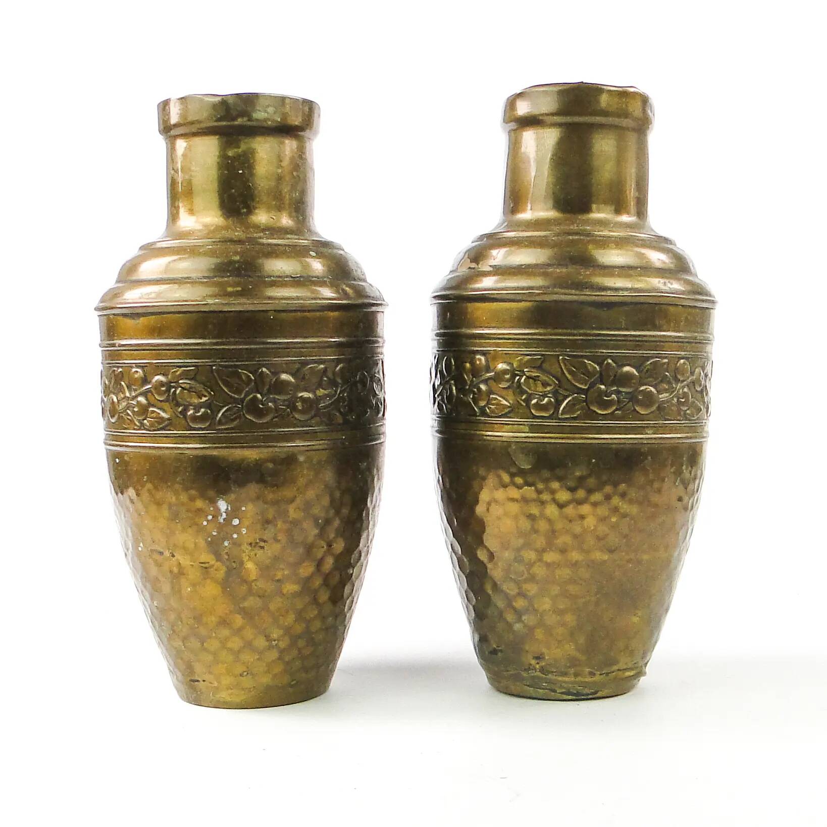 Paire d'amphores Art Nouveau, laiton, France, début du XXe siècle