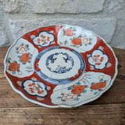 Ancienne assiette creuse Imari à décor de fleurs rouge et bleu 21.5cm