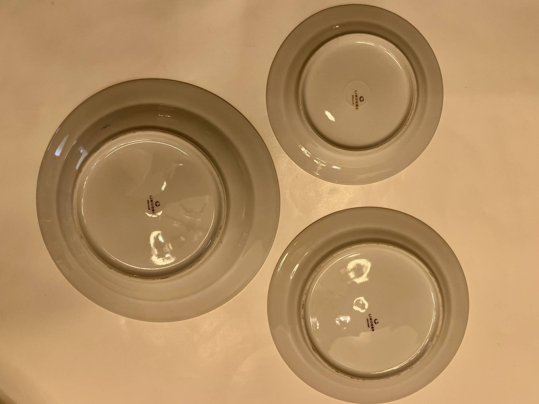 Service of 34 Limoges porcelain plates by Chastagner & Cie – Gilded borders.