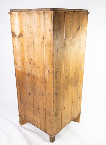 Antique late empire corner cabinet of mahogany and in great vintage condition from the 1840s.