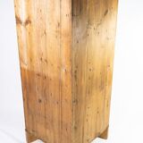 Antique late empire corner cabinet of mahogany and in great vintage condition from the 1840s.