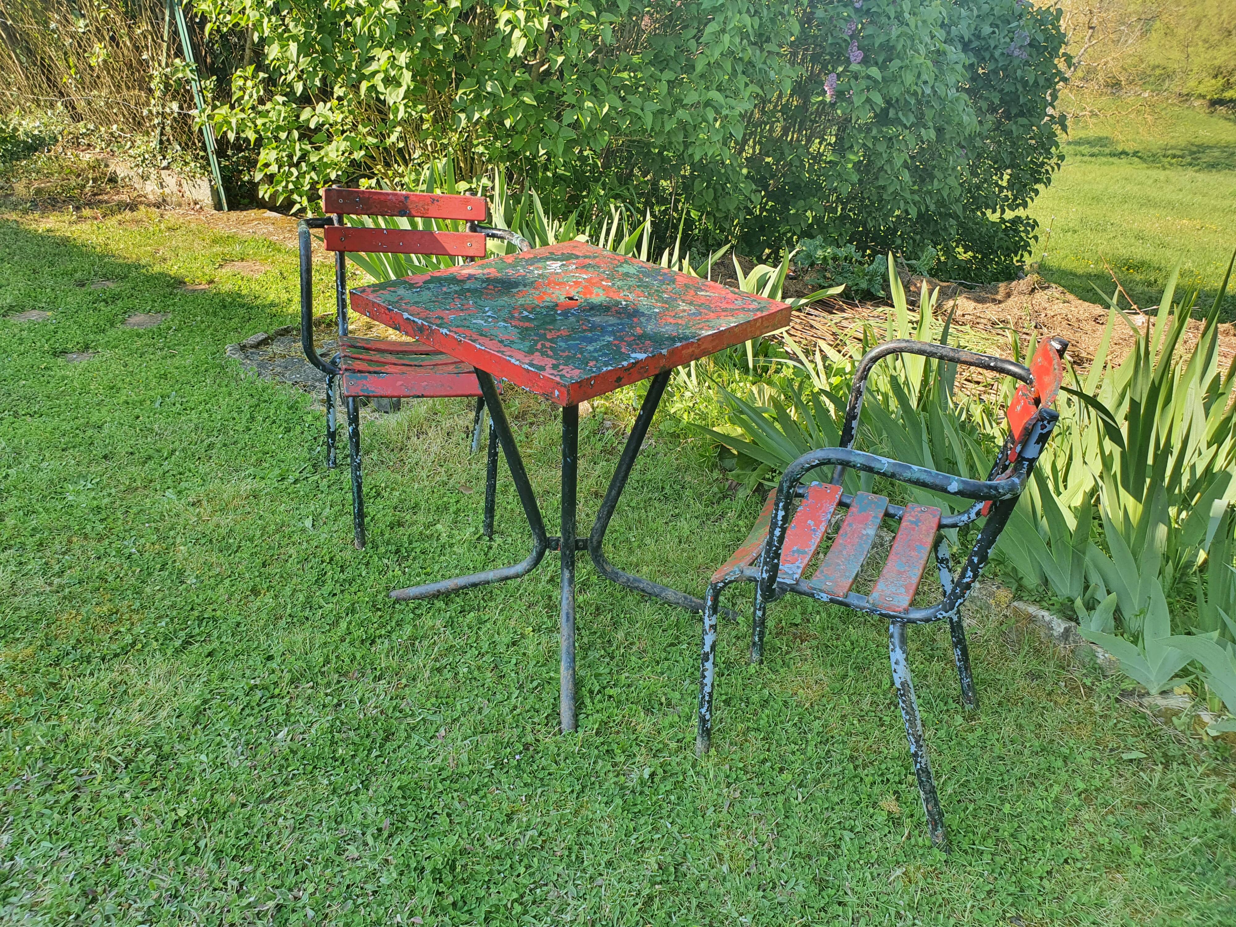 Garden table and armchairs