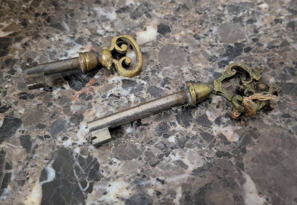 Louis XV style curved chest of drawers in marquetry circa 1880