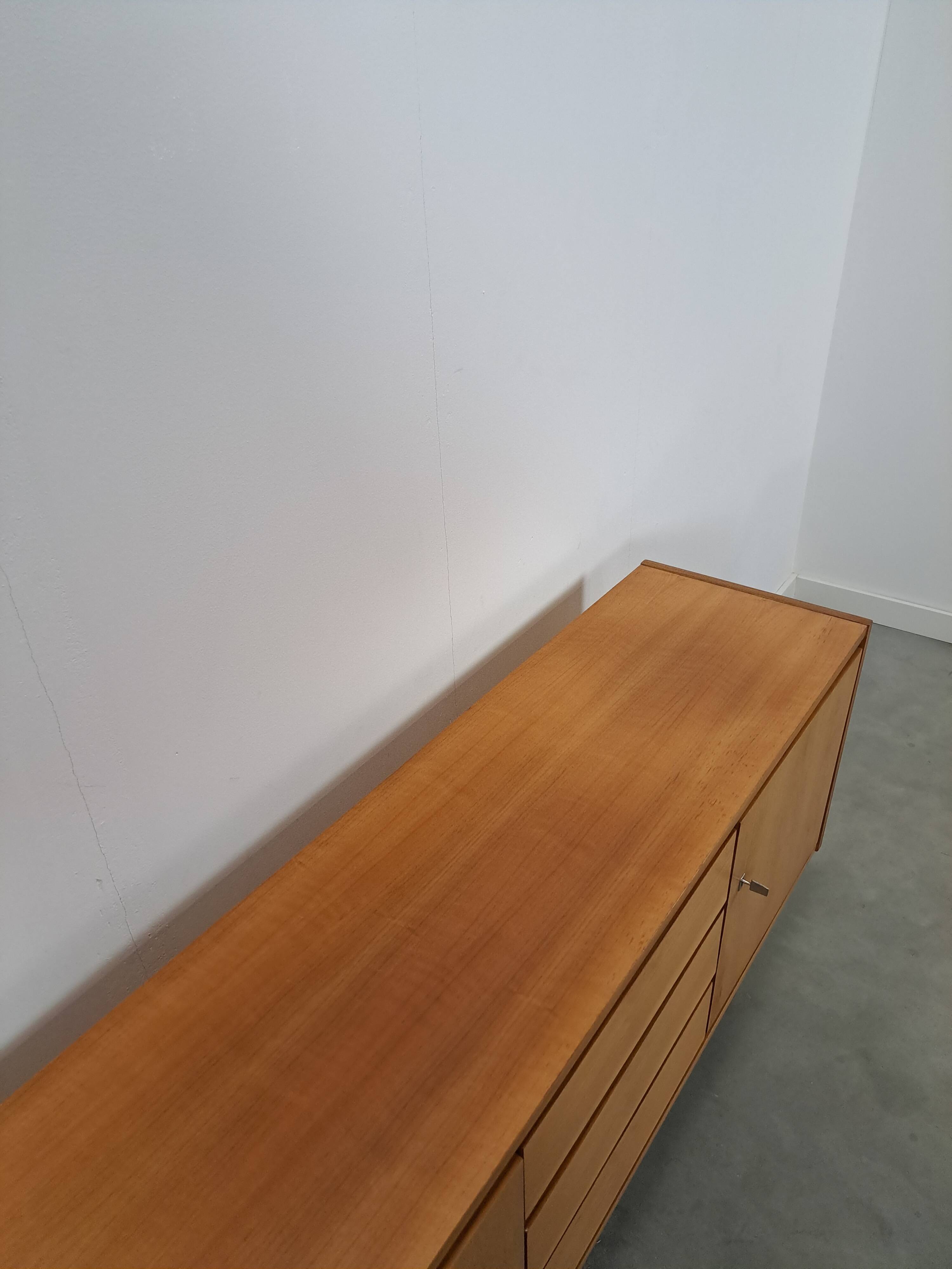 Mid-century notenhout fineer dressoir met 3 lades