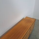 Mid-century notenhout fineer dressoir met 3 lades