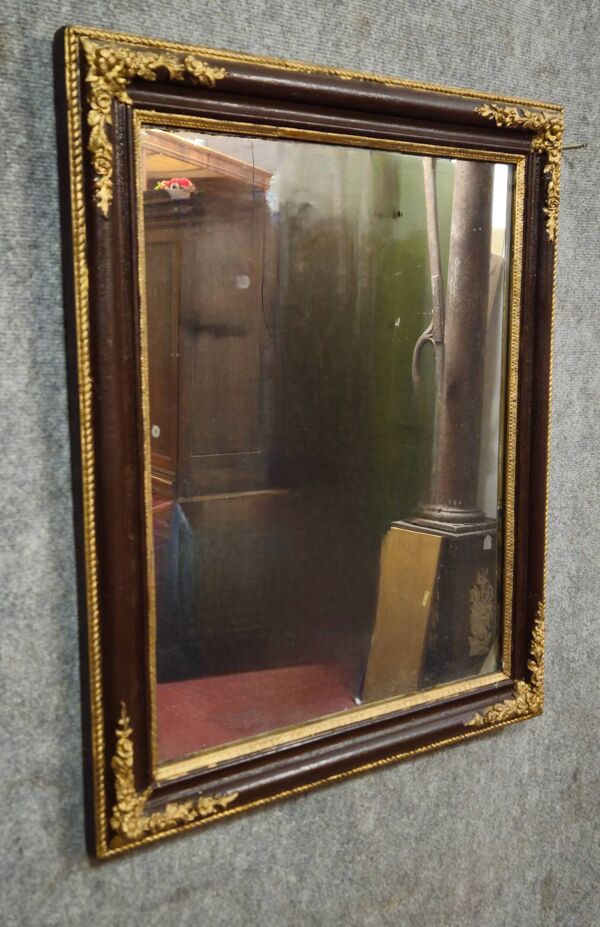 Miroir ancien en bois sculpté et doré – style classique