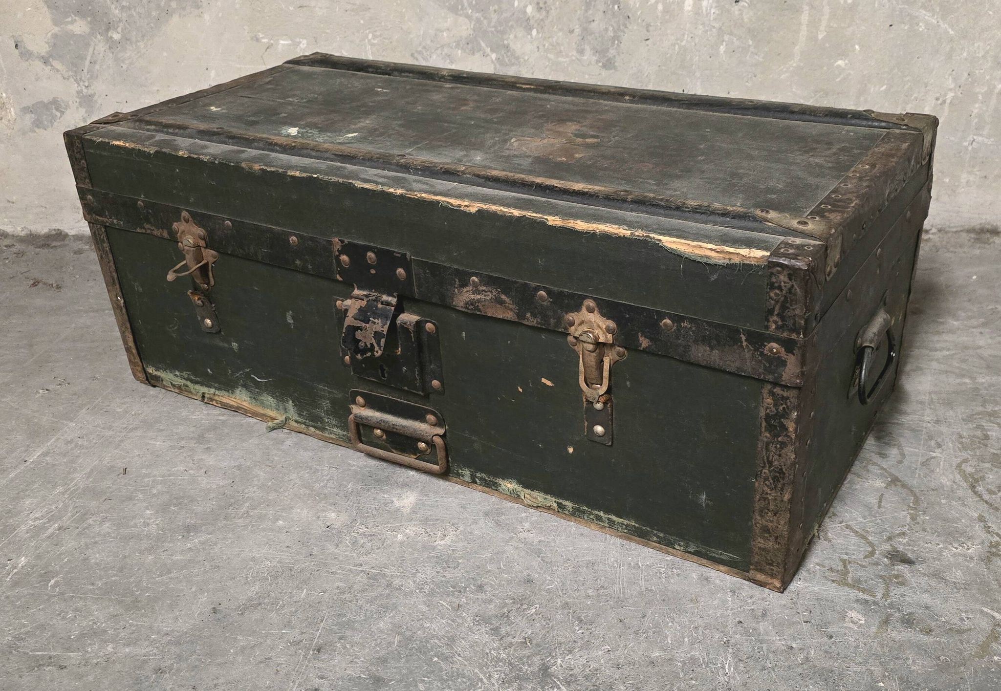 Malle ancienne en bois et métal – Style industriel / militaire