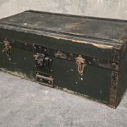 Malle ancienne en bois et métal – Style industriel / militaire
