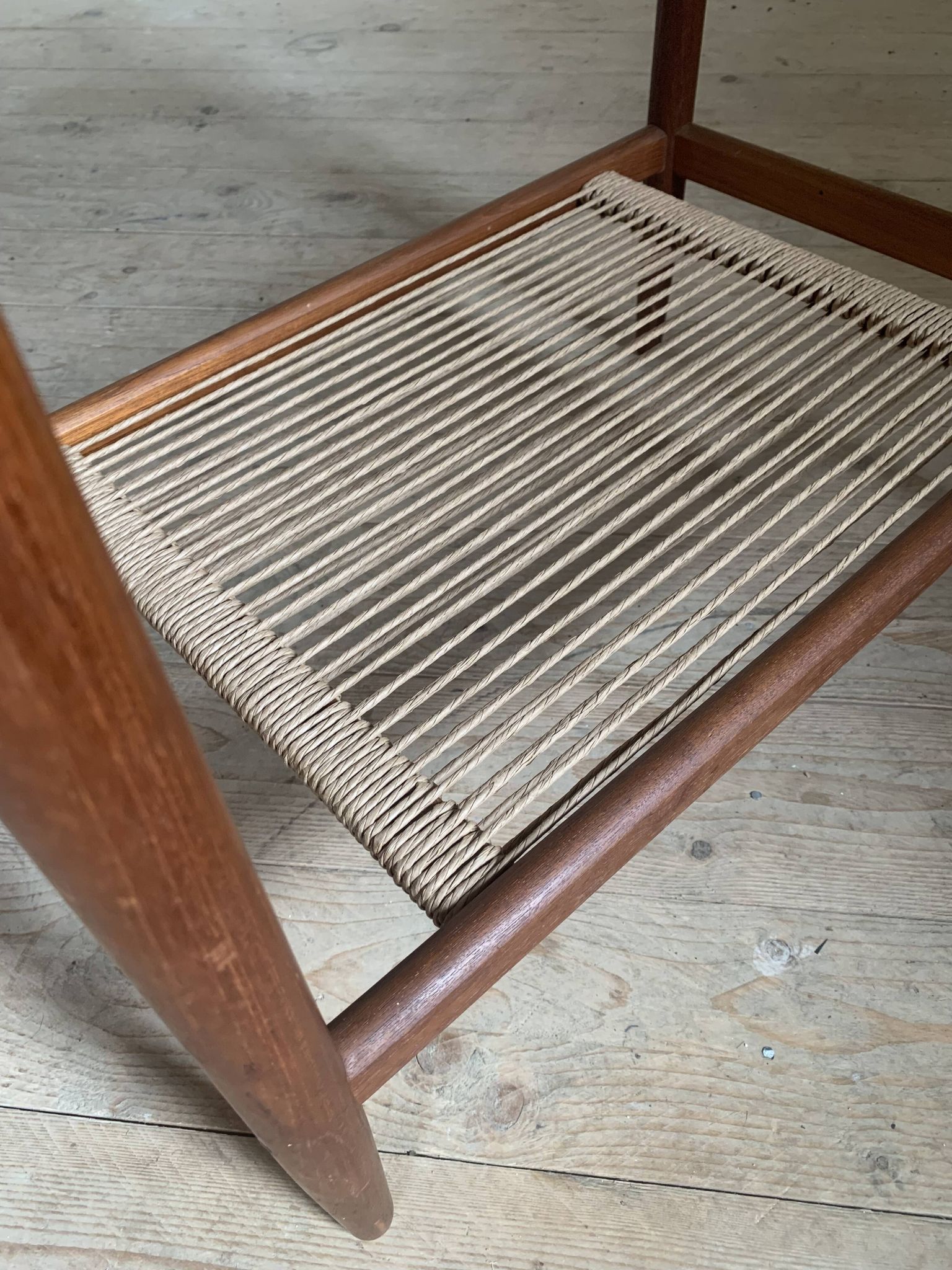 Table basse porte revue vintage en teck et corde