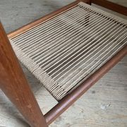Table basse porte revue vintage en teck et corde