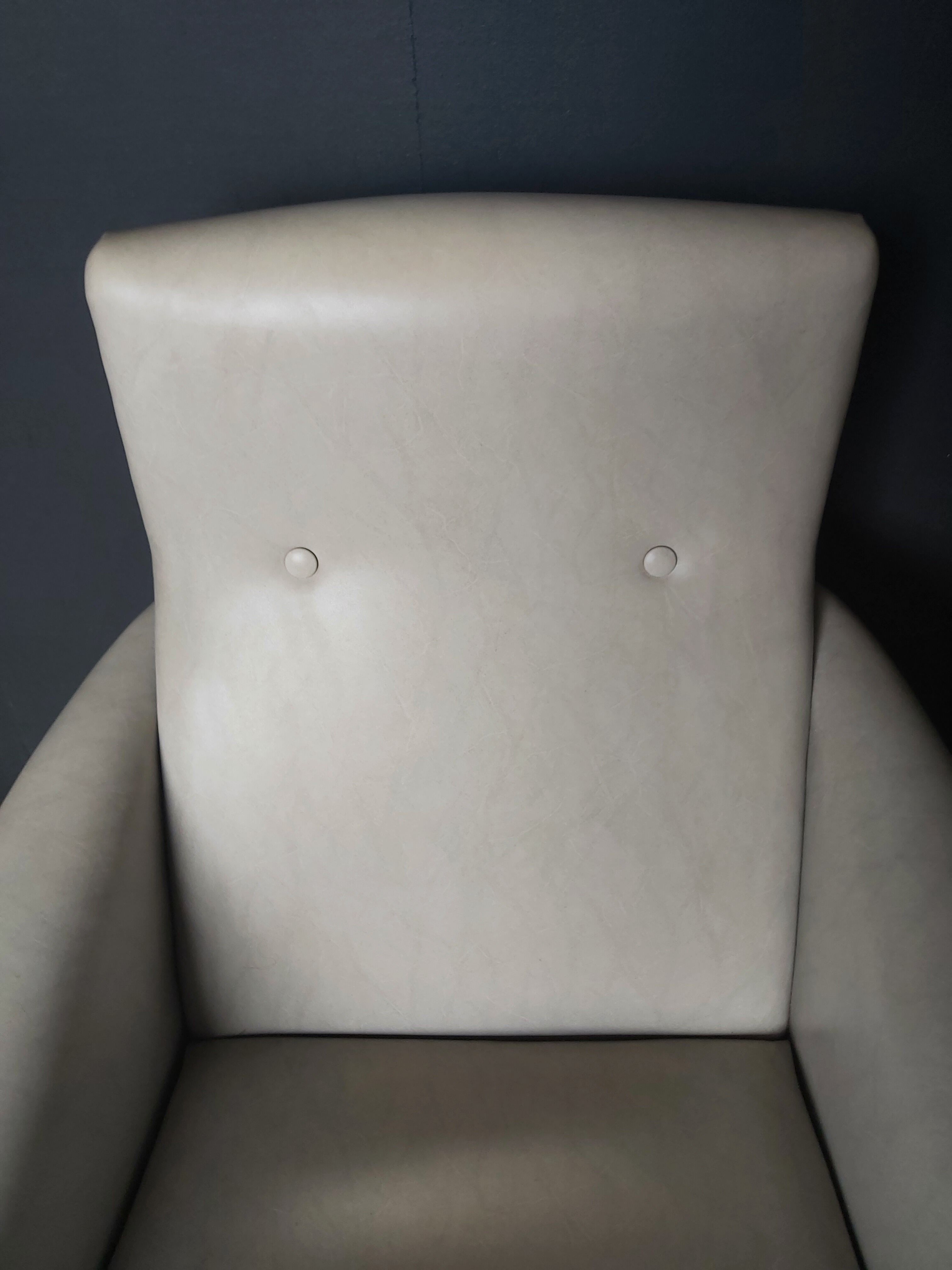 Fauteuil skaï années 50